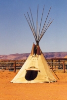 Několik dní budeme projíždět územími, která dodnes patří indiánům. Toto teepee je z Arizony a patří kmeni Navahů. (Foto Jan Vesták)